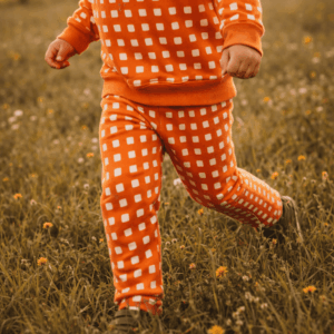 Pantalon enfant coton bio mixte Pousse, enfant portant un pantalon éthique confortable